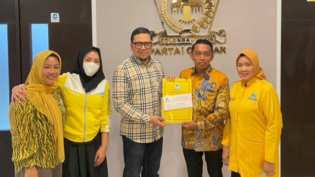 Pasangan Syaharuddin Alrif-Nur Kanaah saat menerima rekomendasi Partai Golkar untuk maju di Pilkada Sidrap 2024, Selasa (6/8/2024). (Foto: Istimewa)