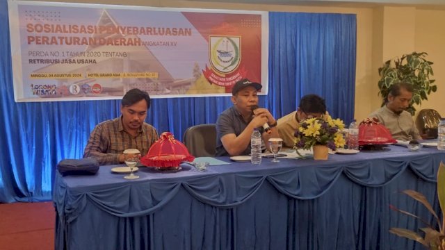 Sekretariat DPRD Makassar saat menyosialisasikan Perda Nomor 1 Tahun 2020 tentang Retribusi Jasa Usaha di Hotel Grand Asia, Jalan Boulevard, Makassar, Minggu (4/8/2024). (Foto: Istimewa)