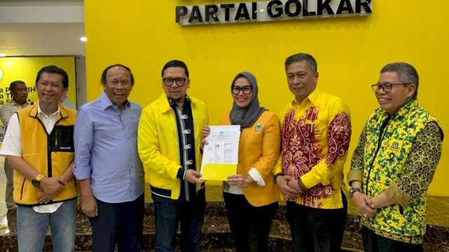 DPP Partai Golkar resmi menyerahkan rekomendasi usungan ke pasangan Andi Ina Kartika Sari-Abustan untuk maju bertarung di Pilkada Barru, Rabu (7/8/2024). (Foto: Istimewa)