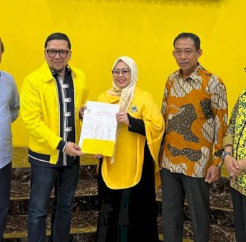 DPP Golkar Serahkan Rekomendasi, Pasangan Erat-Bersalam Siap Tarung di Pilkada Parepare 2024