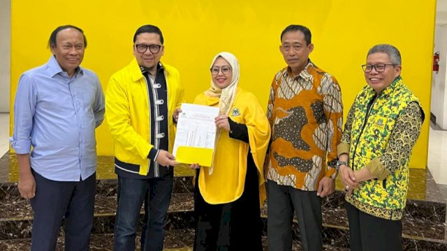 DPP Partai Golkar resmi menyerahkan surat rekomendasi kepada pasangan Erna Rasyid Taufan-Rahmat Sjamsu Alam untuk bertarung di Pilwalkot Parepare 2024, Rabu (7/8/2024). (Foto: Istimewa)