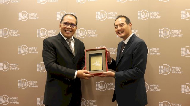 Wali Kota Makassar, Moh Ramdhan Pomanto bertemu dengan Menteri Senior Pembangunan Nasional dan Kominfo Singapura, Tan Kiat How. (Foto: Istimewa)