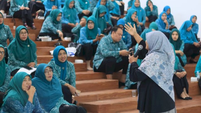 TP PKK Kota Makassar mendorong gerakan keluarga cerdas berinternet melalui sosialisasi yang diselenggarakan oleh Pokja II, Rabu (5/6/2024). (Foto: Istimewa)