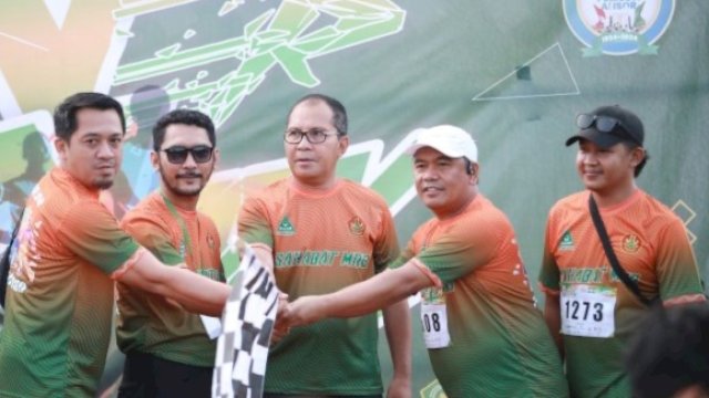 Wali Kota Makassar, Moh Ramdhan Pomanto saat melepas peserta Ansor Fun Run yang digelar GP Ansor Makassar di Masjid Kubah 99, Minggu (9/6/2024). (Foto: Istimewa)