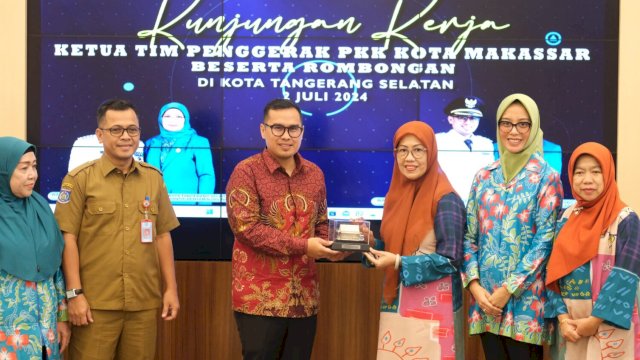 Wali Kota Tangerang Selatan, Pilar Saga saat menyambut rombongan TP PKK Kota Makassar di Kantor Balaikota Tangsel, Selasa (2/7/2024). (Foto: Istimewa)