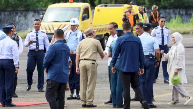 Wali Kota Makassar, Moh Ramdhan Pomanto saat ikut menjemput Presiden RI Joko Widodo di Pangkalan TNI AU Sultan Hasanuddin, Kamis (4/7/2024). (Foto: Istimewa)