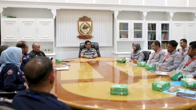 Pj Sekda Makassar, Firman Hamid Pagarra menerima kunjungan rombongan Pelatihan Kepemimpinan Administrator (PKA) di Ruang Rapat Sekda, Balaikota Makassar, Jumat (5/7/2024). (Foto: Istimewa)