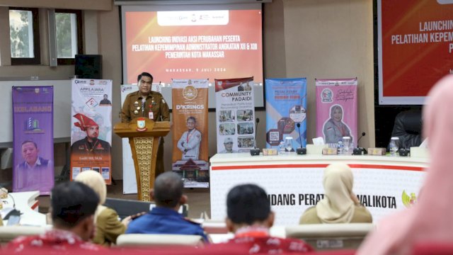 Asisten III Bidang Administrasi Umum Kota Makassar, Andi Irwan Bangsawan me-launching 18 project inovasi Aksi Perubahan PKA Angkatan XII dan XIII di Ruang Sipakalebbi, Balaikota Makassar, Selasa (9/7/2024). (Foto: Istimewa)