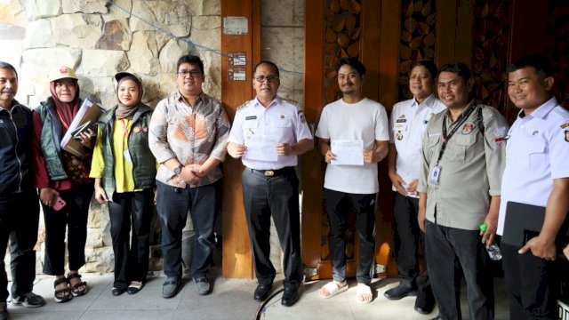 Petugas Pantarlih KPU Makassar saat melakukan coklit terhadap data Wali Kota Makassar, Moh Ramdhan Pomanto, Rabu (10/7/2024). (Foto: Istimewa)