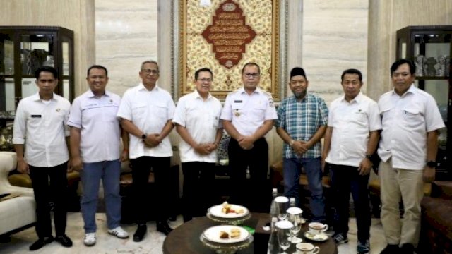 Wali Kota Makassar, Moh Ramdhan Pomanto saat menerima audiens Fakultas Teknik Unhas, Rabu (10/7/2024). (Foto: Istimewa)