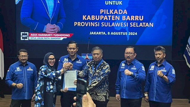 DPP Partai Demokrat menyerahkan rekomendasi untuk pasangan Andi Ina Kartika Sari-Abustan untuk maju di Pilkada Barru 2024, Kamis (8/8/2024). (Foto: Istimewa)