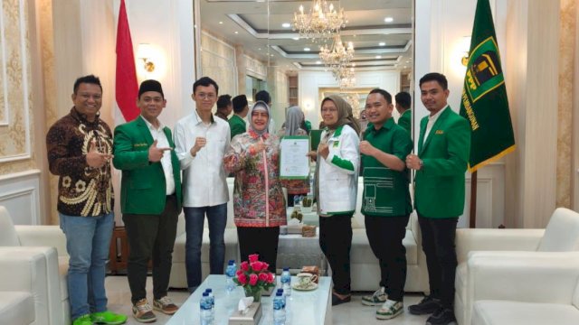 Pasangan Indira Yusuf Ismail-Ilham Ari Fauzi A Uskara resmi menerima rekomendasi dari DPP PPP untuk bertarung di Pilwalkot Makassar 2024, Kamis (8/8/2024). (Foto: Istimewa)