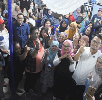 Disambut Antusias, Seto-Rezki Kompak Turun Langsung Temui Warga Bara-baraya Utara