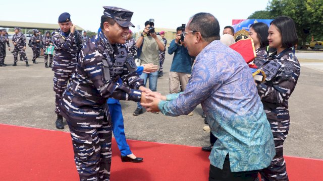 Wali Kota Makassar, Moh Ramdhan Pomanto saat menyambut kedatangan Kepala Staf Angkatan Laut (KSAL) Laksamana TNI Muhammad Ali di Lanud Sultan Hasanuddin Maros, Jumat (9/8/2024). (Foto: Istimewa)