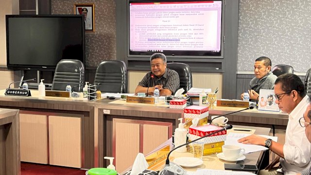 Rapat finalisasi yang digelar Pansus Ranperda tentang Penyelenggaraan Cadangan Pangan Pemerintah Provinsi di Ruang Rapat Komisi A Gedung Tower DPRD Sulsel, Makassar, Jumat (9/8/2024). (Foto: Istimewa)