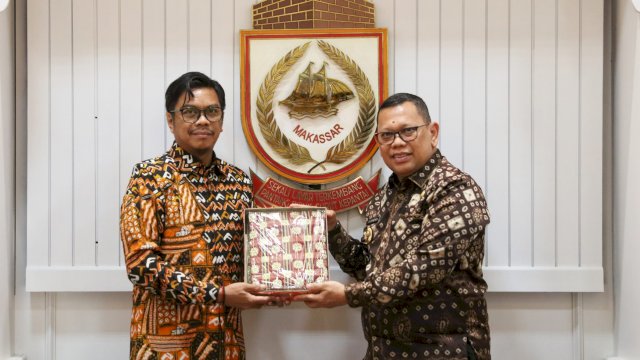 Pj Sekda Makassar, Firman Hamid Pagarra menerima kunjungan Pj Wali Kota Palembang, Abdul Rauf Damenta di Balaikota Makassar, Jumat (9/8/2024). (Foto: Istimewa)