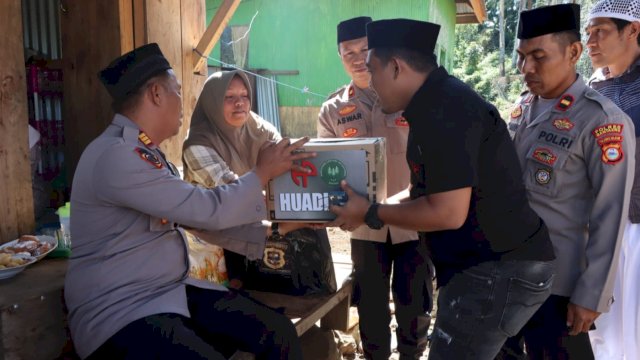 Program Assiama Presisi yang digelar Polres Bantaeng dan Huadi Group kali ini menyasar masyarakat Desa Bonto Lojong, Kecamatan Uluere, Bantaeng, Jumat (9/8/2024). (Foto: Istimewa)