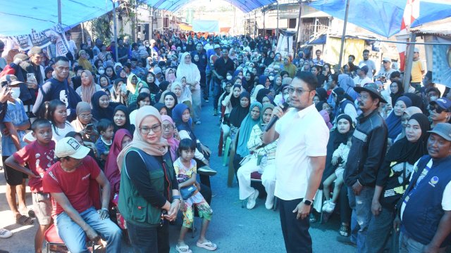 Pasangan Bakal Calon Wali Kota dan Wakil Wali Kota Makassar, Andi Seto Asapa-Rezki Mulfiati Lutfi saat bersilaturahmi dengan warga Kelurahan Rappokalling, Kecamatan Tallo, Sabtu (10/8/2024). (Foto: Istimewa)