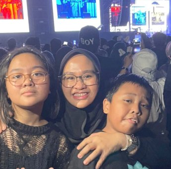 Berbaur dengan Milenial, Rezki Lutfi Turut Hadiri Konser Sheila On 7 di Makassar