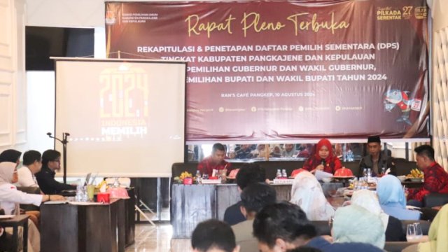 Suasana rapat pleno terbuka rekapitulasi dan penetapan daftar pemilih sementara tingkat Kabupaten Pangkep yang digelar di Rans Cafe, Jalan Terminal Baru, Bungoro, Pangkep, Sabtu (10/8/2024). (Foto: Istimewa)