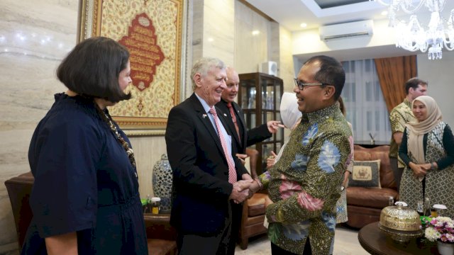 Wali Kota Makassar, Moh Ramdhan Pomanto menjamu makan malam Vice Chancellor and President of Charles Darwin University, Prof Scott Bowman, Sabtu (10/8/2024). (Foto: Istimewa)
