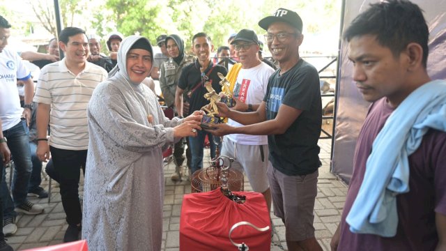 Ketua TP PKK Kota Makassar, Indira Yusuf Ismail saat menyaksikan Lomba Burung Berkicau Junior Cup 3 yang digelar di Gantangan Toddopuli, Makassar, Minggu (11/8/2024). (Foto: Istimewa)
