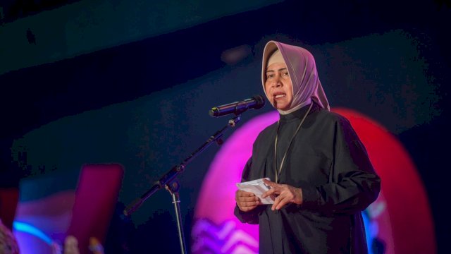 Ketua TP PKK Kota Makassar, Indira Yusuf Ismail saat menutup rangkaian kegiatan UMKM Fiesta 2024 yang berlangsung di Anjungan City of Makassar, Minggu (11/8/2024). (Foto: Istimewa)