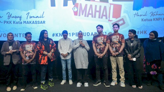 Ketua TP PKK Kota Makassar, Indira Yusuf Ismail menghadiri acara nonton bareng (nobar) film Uang Panai' 2 bersama KNPI Makassar, Senin (12/8/2024). (Foto: Istimewa)