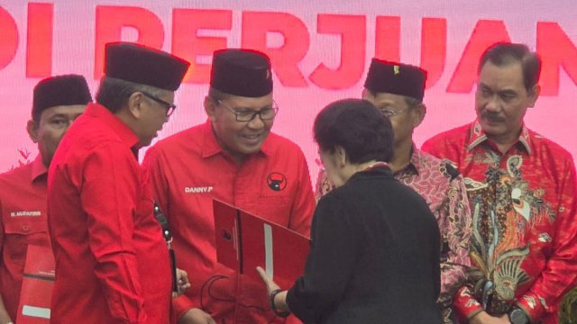 DPP PDIP resmi menyerahkan rekomendasi usungan untuk pasangan Moh Ramdhan Pomanto-Azhar Arsyad guna maju bertarung di Pilgub Sulsel 2024, Rabu (14/8/2024). (Foto: Istimewa)