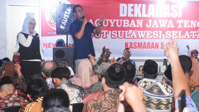 Pasangan Bakal Calon Wali Kota dan Wakil Wali Kota Makassar, Andi Seto Asapa-Rezki Mulfiati Lutfi saat menghadiri deklarasi dukungan Paguyuban Jawa Tengah (PJT) di RM Sambal Kita Indonesia, Jl Rajawali, Makassar, Rabu (14/8/2024). (Foto: Istimewa)