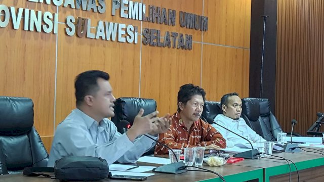 Bawaslu Sulsel menggelar rapat konsolidasi data dan evaluasi hasil pengawasan coklit, serta pengawasan penyusunan DPHP dan DPS di tingkat kabupaten, Rabu (14/8/2024). (Foto: Istimewa)