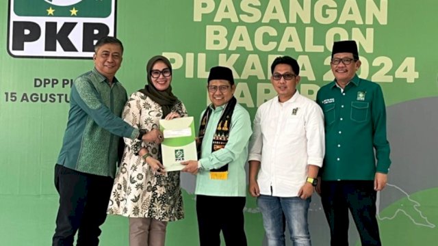 Pasangan bakal calon Bupati dan Wakil Bupati Barru, Andi Ina Kartika Sari-Abustan saat menerima rekomendasi dari DPP PKB di Jakarta, Kamis (15/8/2024). (Foto: Istimewa)