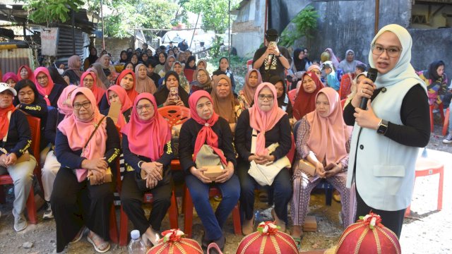 Bakal Calon Wakil Wali Kota Makassar, Rezki Mulfiati Lutfi saat bersilaturahmi dan ngobrol bareng warga Biringkanaya, Kamis (15/8/2024). (Foto: Istimewa)