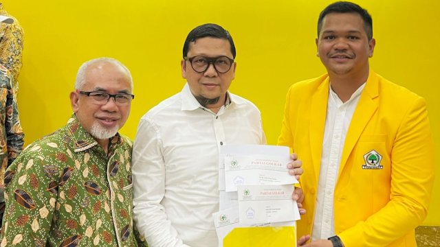 Pasangan Bakal Calon Bupati Bantaeng dan Bakal Calon Wakil Bupati Bantaeng, Fathul Fauzy Nurdin-H Sahabuddin saat menerima rekomendasi dukungan dari Partai Golkar, Kamis (15/8/2024). (Foto: Istimewa)