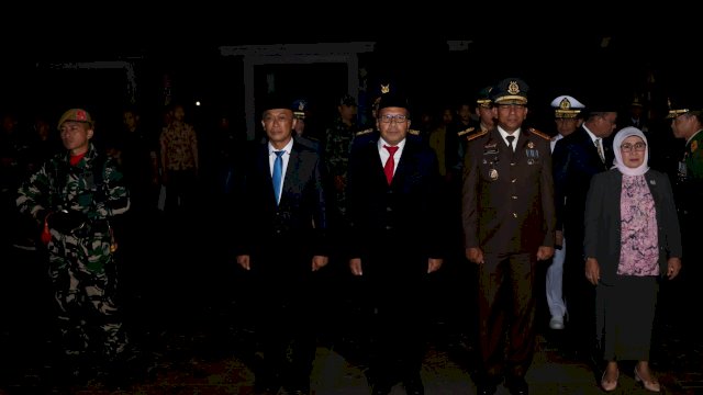 Wali Kota Makassar, Moh Ramdhan Pomanto menghadiri malam upacara Apel Kehormatan dan Renungan Suci HUT RI ke-79 tahun di TMP Panaikang, Makassar, Sabtu (17/8/2024). (Foto: Istimewa)