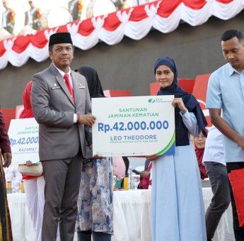 HUT RI ke-79, Pj Sekda Makassar Lewat BPJS Ketenagakerjaan Berikan Santunan Kepada Ahli Waris