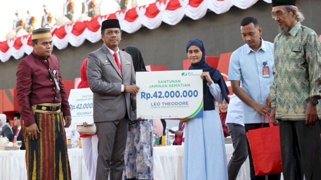 Pj Sekda Makassar, Firman Hamid Pagarra melalui BPJS Ketenagakerjaan secara simbolis memberikan santunan Jaminan Kematian (JKM) kepada 10 ahli waris, Sabtu (17/8/2024). (Foto: Istimewa)