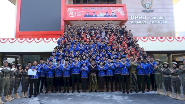 Jajaran sekretariat DPRD Sulawesi Selatan menggelar peringatan HUT RI ke-79 tahun di halaman kantor DPRD Sulsel, Jalan Urip Sumoharjo, Makassar, Sabtu (17/8/2024). (Foto: Istimewa)