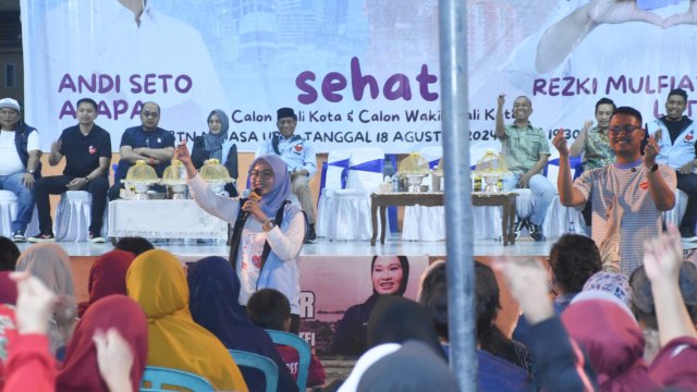 Bakal Calon Wali Kota dan Wakil Wali Kota Makassar, Andi Seto Asapa-Rezki Mulfiati Lutfi saat bersilaturahmi dengan warga Kelurahan Minasa Upa, Kecamatan Rappocini, Makassar, Minggu (18/8/2024). (Foto: Istimewa)