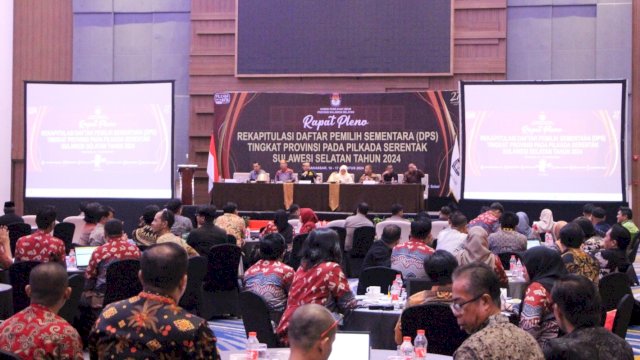 Rapat pleno rekapitulasi daftar pemilih sementara tingkat Provinsi Sulsel yang digelar di Hotel Four Points by Sheraton, Jalan Andi Djemma, Makassar, Sabtu (17/8/2024). (Foto: Istimewa)