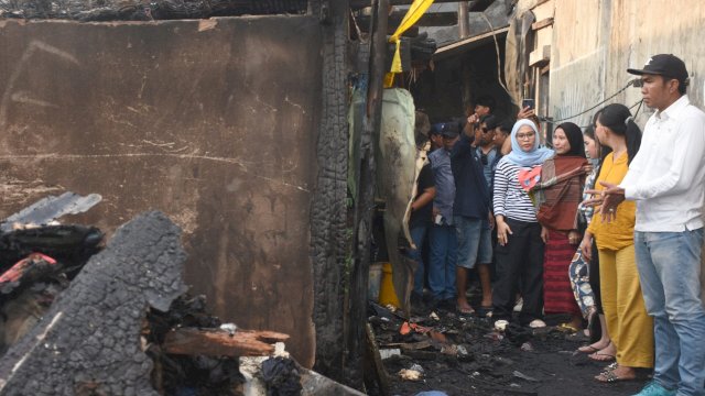 Bakal Calon Wakil Wali Kota Makassar, Rezki Mulfiati Lutfi saat mengunjungi korban kebakaran di Jalan Abu Bakar Lambogo, Kelurahan Bara-baraya Selatan, Kecamatan Makassar, Senin (19/8/2024). (Foto: Istimewa)