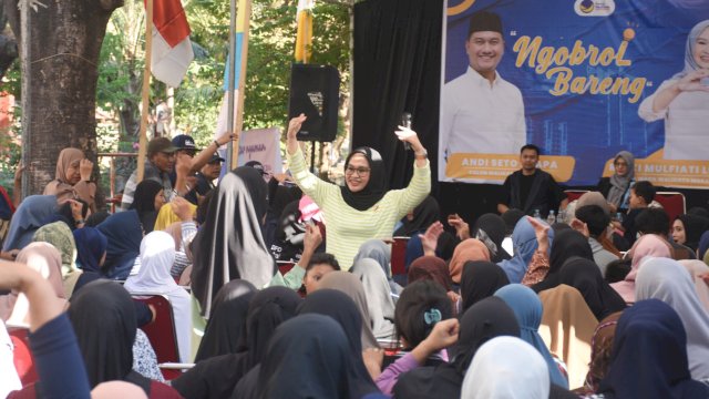 Antusiasme warga Kecamatan Mamajang saat menghadiri acara "Ngobrol bareng" Rezki Mulfiati Lutfi di Jalan Inspeksi Kanal, Kelurahan Bonto Lebang, Mamajang, Makassar, Selasa (20/8/2024). (Foto: Istimewa)