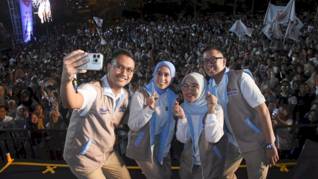 Pasangan Bakal Calon Wali Kota dan Wakil Wali Kota Makassar, Andi Seto Asapa dan Rezki Mulfiati Lutfi berfoto bersama pendukungnya dalam deklarasi yang digelar di Parking Lot Phinisi Point Mall, Jalan Metro Tanjung Bunga, Makassar, Kamis (22/8/2024) malam. (Foto: Istimewa)