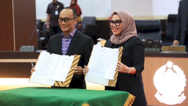 DPRD Sulsel dan Pemprov Sulsel melakukan penandatanganan nota kesepakatan bersama tentang perubahan KUA-PPAS TA 2024 dalam rapat paripurna yang digelar di Gedung DPRD Sulsel, Kamis (22/8/2024). (Foto: Istimewa)