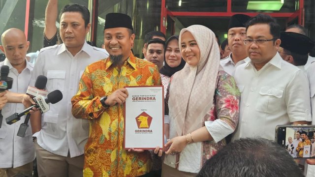 DPP Partai Gerindra saat menyerahkan rekomendasi ke pasangan Andi Sudirman Sulaiman-Fatmawati Rusdi untuk bertarung di Pilgub Sulsel 2024, Jumat (23/8/2024). (Foto: Istimewa)