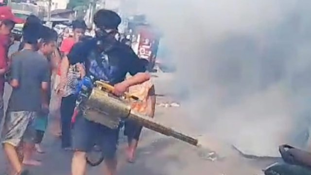 Tim Sehati Peduli saat melakukan fogging di dua kelurahan yang ada di Kecamatan Makassar, Minggu (25/8/2024). (Foto: Istimewa)