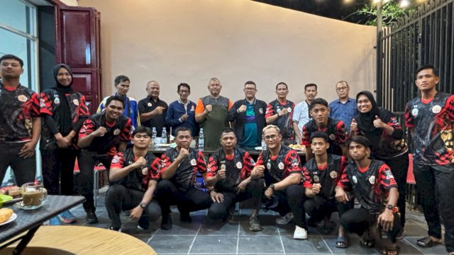 Para atlet dan ofisial pencak silat Sulsel saat melakukan silaturahmi bersama pengurus Ikatan Pencak Silat Indonesia (IPSI) Sulsel di Jalan Mapala, Makassar, Minggu (25/8/2024). (Foto: Istimewa)