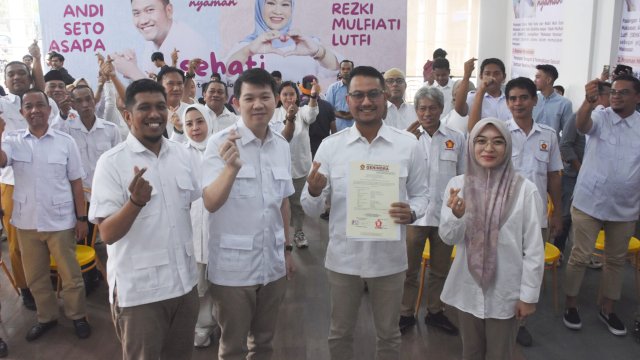 Pasangan Bakal Calon Wali Kota dan Wakil Wali Kota Makassar, Andi Seto Adapa-Rezki Mulfiati Lutfi saat menerima rekomendasi Partai Gerindra di Posko Pemenangan Sehati, Jalan AP Pettarani, Makassar, Senin (26/8/2024). (Foto: Istimewa)