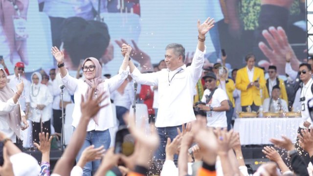 Pasangan Bakal Calon Bupati dan Wakil Bupati Barru, Andi Ina Kartika Sari-Abustan saat mendaftar di KPU Barru untuk maju bertarung di Pilkada 2024, Rabu (28/8/2024). (Foto: Istimewa)