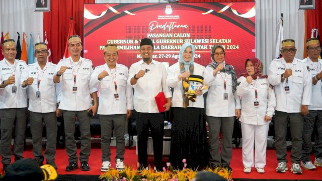 Pasangan Andi Sudirman Sulaiman-Fatmawati Rusdi (Andalan Hati) resmi mendaftar sebagai calon gubernur dan calon wakil gubernur ke KPU Sulsel, Jalan AP Pettarani, Makassar, Kamis (29/8/2024). (Foto: Istimewa)